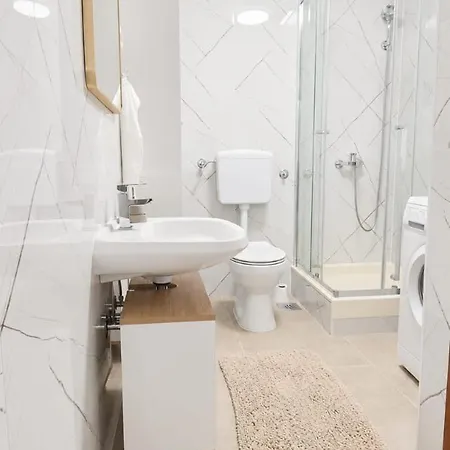 Renovated L&m 아파트 로고즈니차